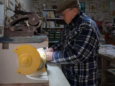 Il pezzetto cos� ottenuto � poi passato nella mola...